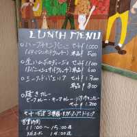 大きなスクリーンを見ながらスポーツバー使いも楽しい、大人が遊べるスペインバル