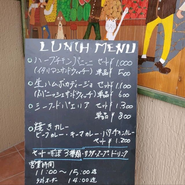 大きなスクリーンを見ながらスポーツバー使いも楽しい、大人が遊べるスペインバル