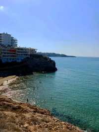 Cami de Ronda 是一條較長的健行步道，沿著這裡的海岸經過