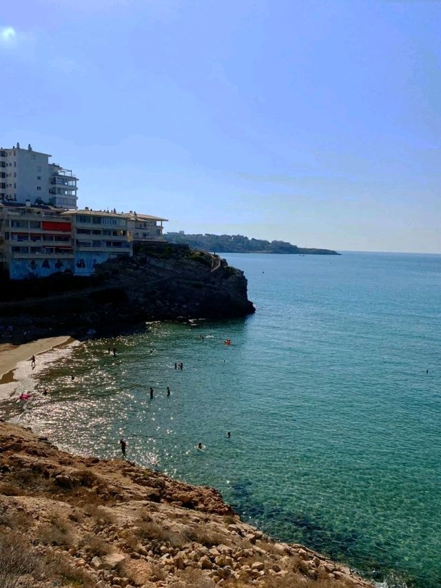 Cami de Ronda 是一條較長的健行步道，沿著這裡的海岸經過