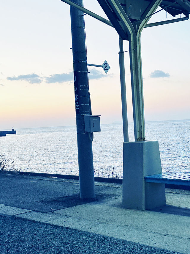 🚉 下灘駅【愛媛】 – 海と空が溶け合う、日本一の絶景駅