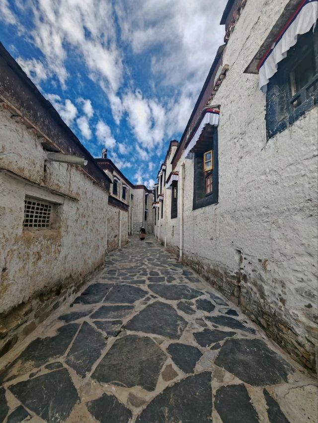 A Journey to Tashi Lunpho Monastery: A Glimpse into Tibetan Spirituality