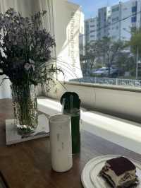 화이트톤 감성 가득한 합정 카페, 실루엣커피☕️