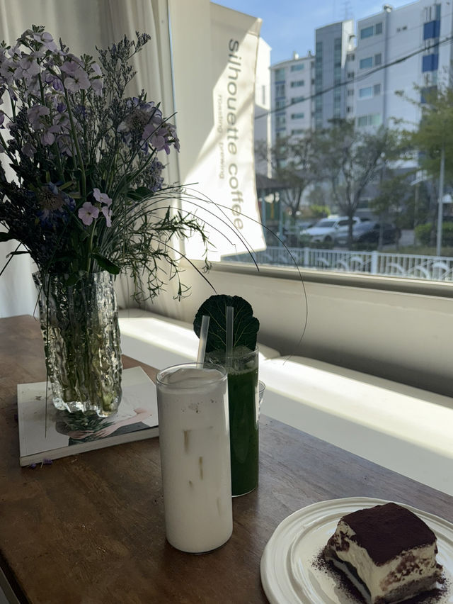 화이트톤 감성 가득한 합정 카페, 실루엣커피☕️