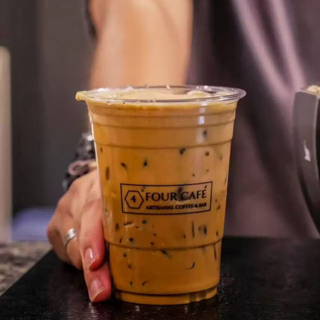คาเฟ่สีดำสุดชิค ย่านฉลอง 