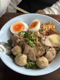 ร้านก๋วยเตี๋ยวร่มไม้