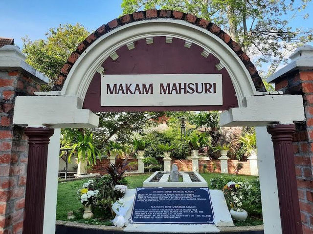 “The Legend Lives On: Discovering the Mystery of Makam Mahsuri in Langkawi”