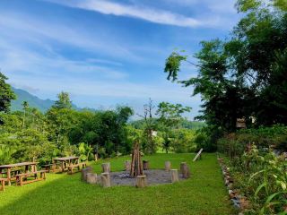 Tắm suối Hoà Bình