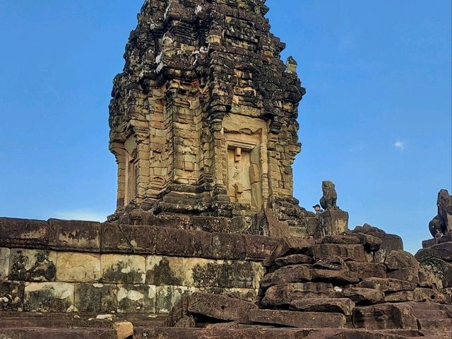 光が描く神殿画──バコン寺院、窓のフレーム越しに現れる奇跡