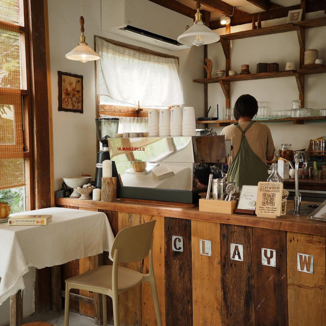 CLAY WOOD คาเฟ่สไตล์โฮมมี่ ย่านศรีนครินทร์