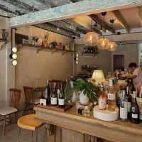 คาเฟ่หลบมุมย่านสาทร ร้าน Small Table 