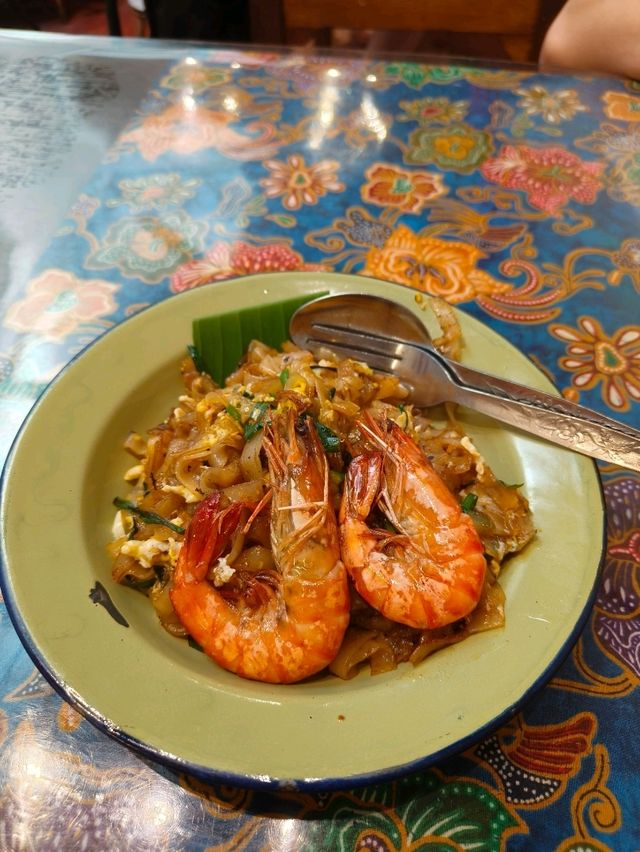 A Nostalgic Bite at Loong Fong Café
