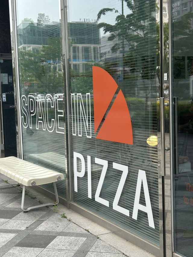 감성 인테리어에 피자까지 완벽한 스페이스 피자👽🚀🍕