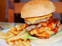 HUGE BURGER，超濃花生醬「超寬漢堡」VS. 四層起司牛肉「超高漢堡」，你選哪個？