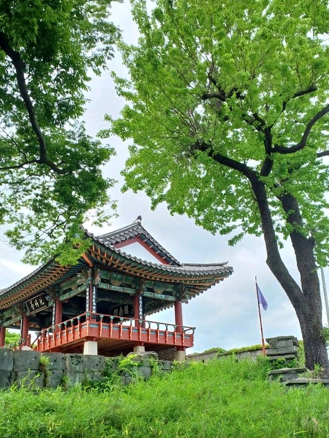 남강을 품은 고풍스러운 누각