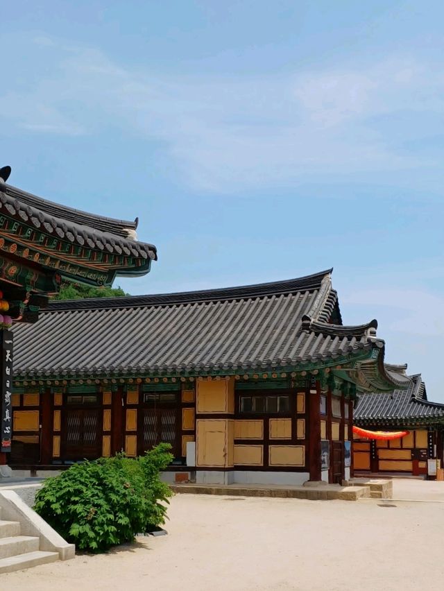 풍경 속에 스며드는 고요한 산사