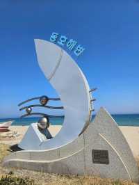아름다운 바다와 그네가 있는 동호해변 완벽한 야외 데이트 장소입니다