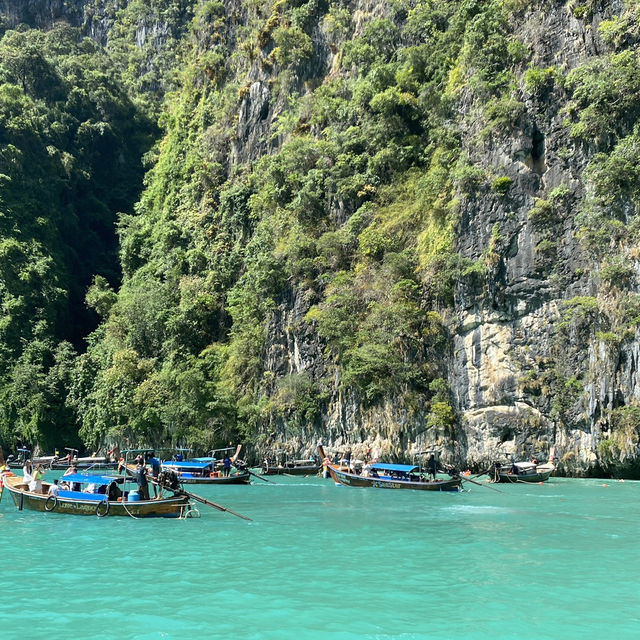 เกาะพีพี (Phi Phi Islands) 🌴🌊 