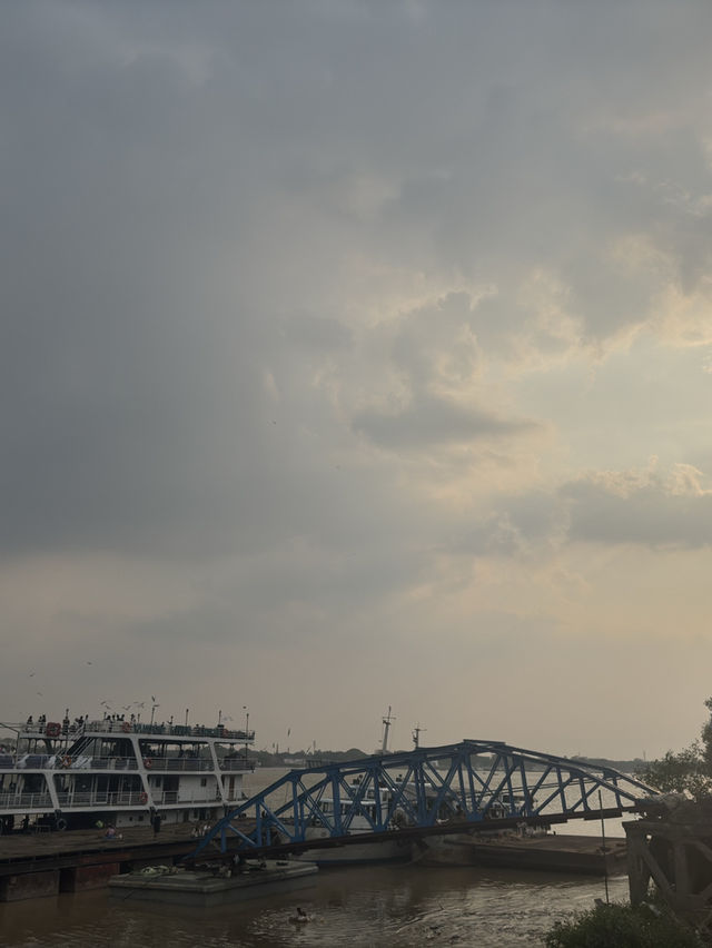 🌇 Chasing Sunsets & Feeding Birds at Botataung Jetty