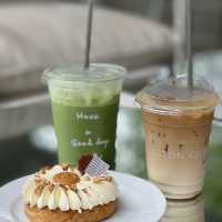 🌿 Aston Gilbert Café – คาเฟ่กระจกล่องหนกลางสวนยาง
