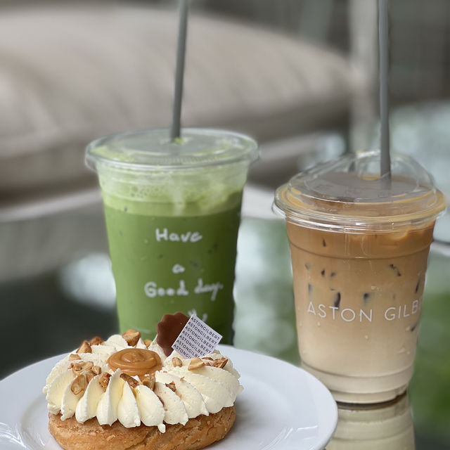 🌿 Aston Gilbert Café – คาเฟ่กระจกล่องหนกลางสวนยาง