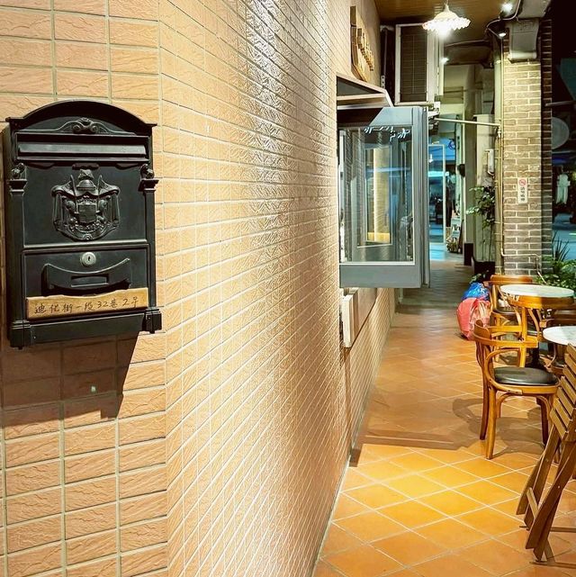 A Vintage-Style Gem on Dihua Street