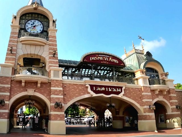 The lively Mickey Avenue!