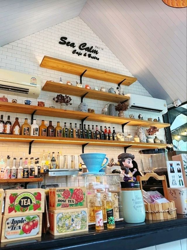 Sea Calm Cafe Phuket (ร้านสีคราม): คาเฟ่สไตล์ยุโรป
