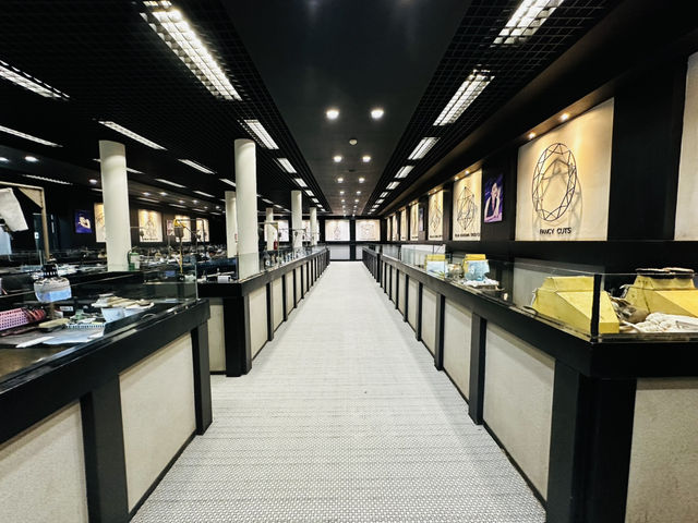 💎นั่งรถไฟเรียนรู้วิธีการขุดอัญมณีที่ Gems Gallery