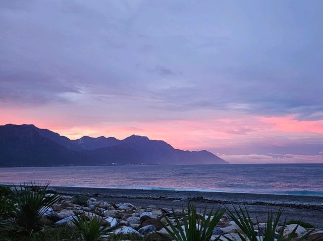 七星潭乍現粉紅海，夕陽染色的浪漫時刻
