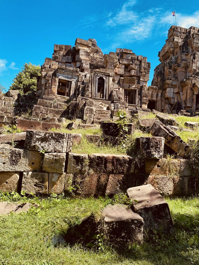 🌿 "Ancient Whispers: Discovering the Forgotten Beauty of Ek Phnom" 🏛️