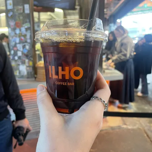 ☕️ ILHO Coffee – 전통시장 속 커피 챔피언 카페