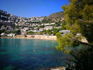 かつてのギリシャ植民地であったロゼスは、コスタ・ブラバの海と山の間に位置しています。