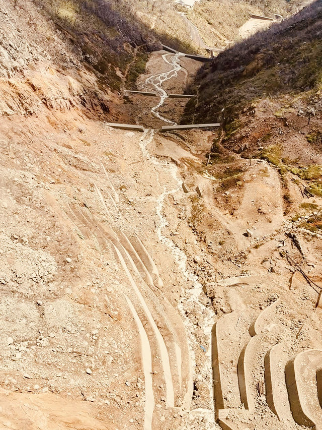 🌋「冒著煙霧的火山谷，探索地熱的神秘力量。」