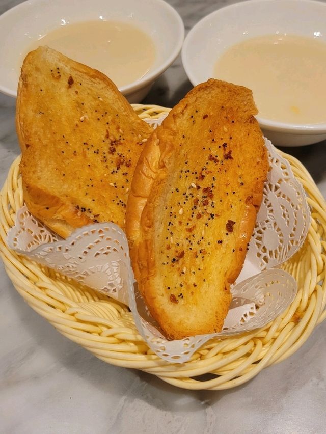 小清新西餐廳🐄鐵板特級西冷超吸引🍽 小清新西餐廳🐄鐵板特級西冷超吸引🍽