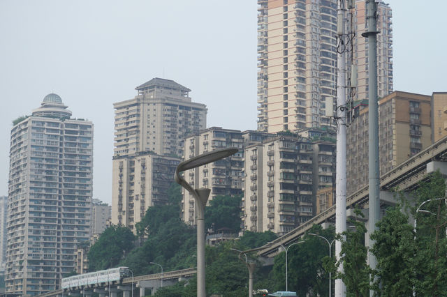 【重慶之旅📸】親身體驗「輕軌穿樓」奇觀🚇🏡