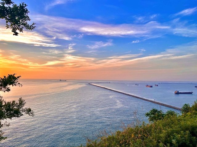 藍天白雲下悠閒漁村⛵