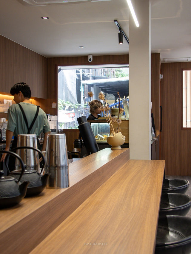 Brave Roasters: บ้านกาแฟกลางสาทร ☕️  Brave Roasters: บ้านกาแฟกลางสาทร ☕️
