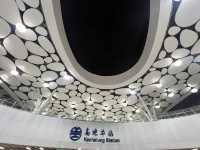 雲朵造型的高雄車站