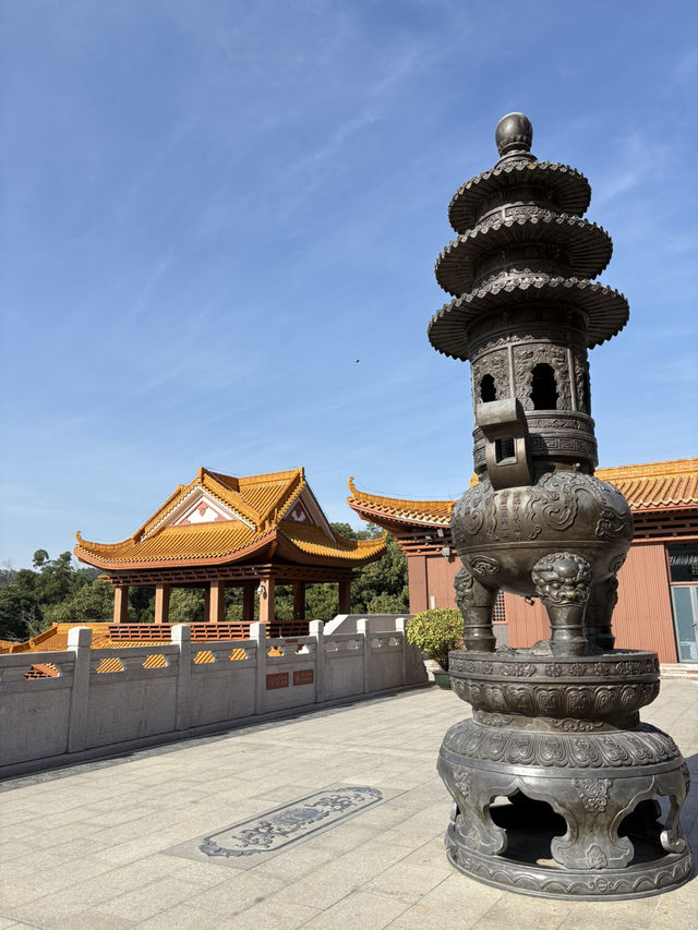 山丘環抱下的寧靜寺廟  