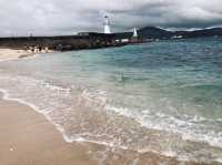 《星砂灣的雙燈塔海景，美得像沖繩一樣迷人》