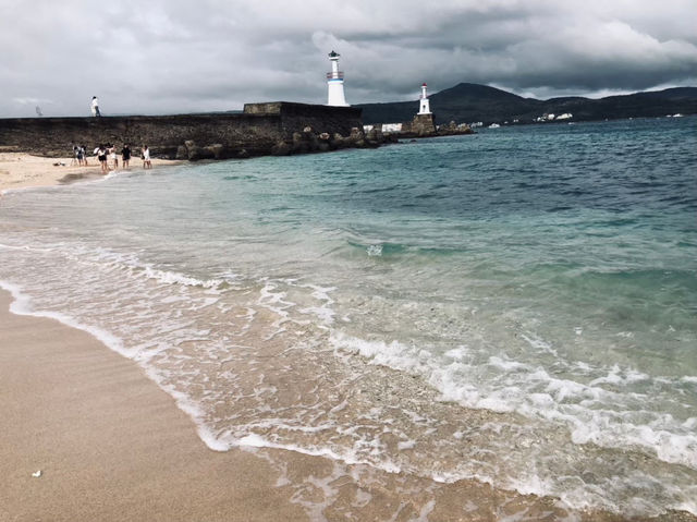 《星砂灣的雙燈塔海景，美得像沖繩一樣迷人》