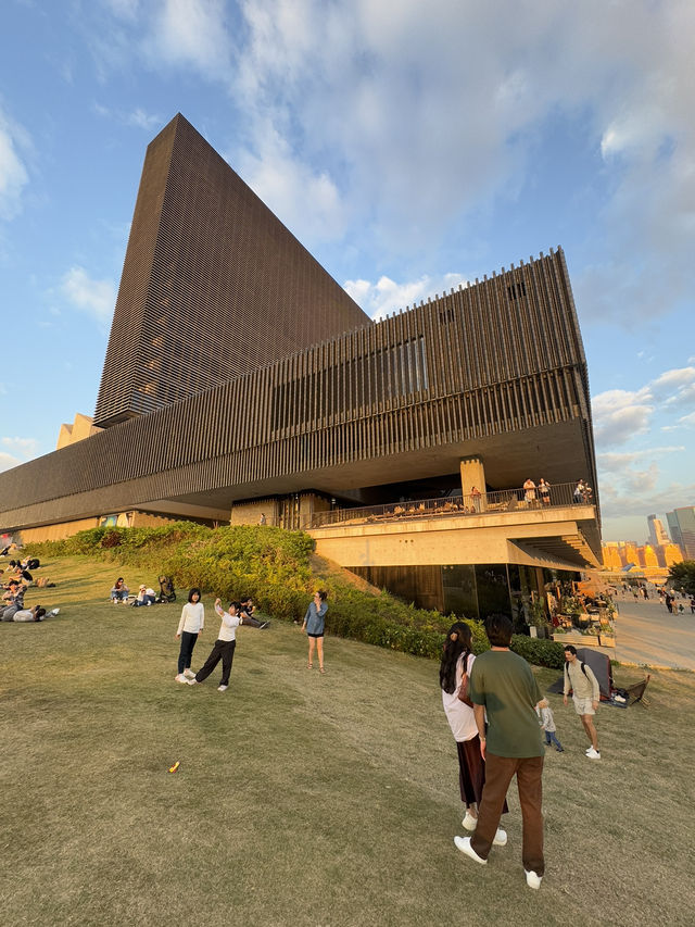 🌅 M+: จุดชมพระอาทิตย์ตกที่ปังที่สุดใน West Kowloo 🌅 M+: จุดชมพระอาทิตย์ตกที่ปังที่สุดใน West Kowloo