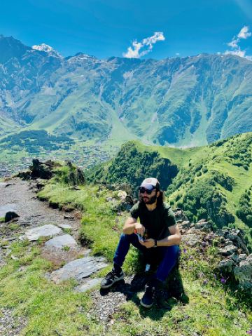 Climbing to Gergeti Trinity Church (გერგეტის სამება) 🇬🇪