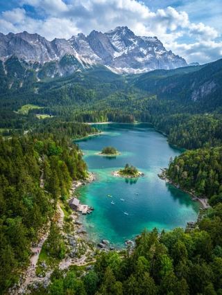 Known as one of the most beautiful alpine lakes in Germany, Eibsee is located at the foot of the magnificent Zug Peak. Lake Abu is open all day and year-round with changing views, making it a must-visit spot for self-drive trips, close to nature and hiking and photography friends.

Tour routes & must-play items
It is recommended to walk or drive directly to the lake from Grenau (address: Grenau, 82491, Germany). The most popular way to play is the hike around the lake, the total length of about 7.5 kilometers, the route is gentle and easy to walk, along the way from time to time there are observation platforms, the lake in the center of the island reflection and snow-capped mountains, a casual shot has been beautiful to not wash the filter. In the summer you can go rafting or play SUP, the lake is extremely quiet and relaxed. In winter, the lake has the opportunity to present mesmerizing ice and snow scenery, which is the first choice for photography enthusiasts.

There are also several picnic spots by the lake, and some areas can be cycled for a leisurely slow tour. For an unbeatable snow-capped lake view, you can book a ride on the Zug Peak Cable Car or the landscaped restaurant near the Zeppelin Lakeside Hotel for dining and coffee.

Check-in slot
1. Looking back at the top of Zug Peak from the center of the lake
2. Lakeside wooden canyon, early morning fog scenery
3. Every spring and summer green tree reflection + winter snow white lakeside
4. Rent a boat by the small pier for selfies/feeding fish

Practical Tips
· Transportation is recommended to drive more convenient, there is a parking lot on site;
· A small part of the trail around the lake is wet and slippery, hiking shoes are recommended
· There are not many small dining shops by the lake, it is recommended to bring your own snacks or drinks
· Open all day, but recommended to arrive in the morning or evening less crowded to take beautiful pictures
· For canoeing or SUP, available for advance rental at the lakeside cabin

summary
Whether it's a couple's romantic trip, a parent-child trip, or a friend's photo trip, Lake Abu can give you a pristine and tranquil alpine lake experience.

Topic: #Lake Abb, Germany #Alpine Lakes #Drive Tour Germany #Grainau #Zurg Peak