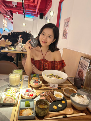 銅鑼灣人氣日式高質料理,招牌主打牛舌的《牛舌谷》
飯同咖喱🍛都可以免費任裝,環境舒服,我同朋友都可以慢慢品嚐✨

厚切牛舌配A4十勝和牛
厚切粉嫩爽口,配上三種自製醬汁
芒果🥭酸辣醬丶山葵蛋黃醬、泡菜蛋黃醬

厚切鹽蔥燒燉牛舌
小食點了呢款都有驚喜,軟腍可口,鹽蔥燒燉牛舌夠惹味

溫泉蛋和牛肉醬芝士撈烏冬
焙茶拿鐵
抹茶拿鐵 

#牛舌谷 @gyutanvalley 
銅鑼灣禮頓道13-19號怡興大廈地下C號舖