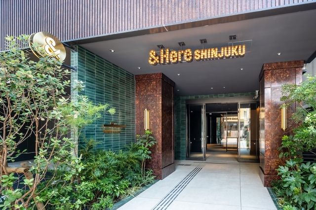 🇯🇵【新宿潮流家庭公寓】&Here SHINJUKU✨ 2025 年 9 月開幕 × 鄰近新宿御苑與新宿三丁目 × 大坪數多人房型與私享桑拿/劇院套房 🇯🇵🏨