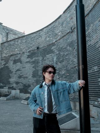 🏯 A Fortress from the Joseon Dynasty | Hwaseong Fortress (수원화성) 🇰🇷

When it comes to countries with a long and rich history and royal dynasties, South Korea is definitely one of the most fascinating.

Today, I'm taking you to see the grandeur of Hwaseong Fortress, a large fortress in Suwon with walls approximately 5.7 kilometers long. It was registered as a UNESCO World Heritage Site in 1997.

This fortress was built during the reign of King Jeongjo, the 22nd king of the Joseon Dynasty, between 1794 and 1796. The reasons for its construction included national defense, the creation of a new political center, and importantly, it was built in remembrance of his father, Crown Prince Sado.

Many might wonder why this fortress is connected to King Jeongjo's father?

The story begins in 1762 when Prince Sado, son of King Yeongjo, clashed with his father amidst political turmoil within the royal court. Historical records also detail his behavior and mental instability.

Ultimately, King Yeongjo ordered Prince Sado imprisoned in a wooden rice storage chest, where he died after several days. This event became one of the most famous tragedies in the history of the Joseon Dynasty.

Later, when Prince Yi San ascended the throne as King Jeongjo in 1776, he sought to restore his father's honor. In 1789, he moved Prince Sado's tomb from Yangju to Mount Hwasan in Suwon, an area considered highly auspicious at the time (UNESCO World Heritage Centre).

Subsequently, King Jeongjo envisioned developing Suwon and constructed Hwaseong Fortress, serving as a fortress, a political center, and a new city reflecting his vision. The design was significantly influenced by Jeong Yak-yong, a prominent scholar of the Silhak school (UNESCO World Heritage Centre).

Interestingly, this fortress was not merely a city wall, but incorporated military, scientific, and architectural concepts from both the East and West of the time, earning it recognition as one of the most outstanding military architectural works of the 18th century (UNESCO World Heritage Centre).

Subsequently, during the Korean War (1950–1953), Hwaseong Fortress suffered extensive damage before undergoing restoration and reconstruction. Modern restoration began in earnest in 1964, utilizing historical evidence from original construction documents as key information for the restoration process (UNESCO World Heritage Centre).

In 1801, the Hwaseong Seongyeok Uigwe was compiled, detailing the construction of Hwaseong Fortress, including blueprints and construction procedures. The details of the project are therefore very important documents in preserving this fortress to this day (UNESCO World Heritage Centre).

🗓️ Simplified Timeline

1762 — Prince Sado dies after being imprisoned in a wooden chest.

1776 — Prince Yisan ascends the throne as King Jeongjo. King Jeongjo, the 22nd king of the Joseon Dynasty.

1789 — King Jeongjo moved his father's tomb to the Hwasan Mountain area in Suwon.

1794–1796 — Construction of Hwaseong Fortress began.

1801 — The construction record, Hwaseong Seongyeok Uigwe, was compiled.

1950–1953 — The fortress suffered damage during the Korean War.

1964 onwards — Serious restoration and conservation efforts began.

1997 — Hwaseong Fortress was listed as a UNESCO World Heritage Site.

For those wanting to visit, it's easy to get from Seoul to Suwon, taking less than an hour by most routes.

Unfortunately, the sun was very strong on the day I visited 🥵☀️, so I couldn't explore the entire wall. But just seeing the grandeur of the place in person was worth it.

⏰ Opening Hours and Activities

🏯 Hwaseong Fortress Wall
· Open 24 hours a day
· Open day and night
· Free admission (Suwon City)

🏯 Hwaseong Haenggung Palace
· Open daily 09:00–18:00
· In 2026, there will be a Night Opening from May 1st–November 1st, only on Fridays–Sundays and public holidays.
· Nighttime hours: 18:00–21:30, ticket sales/entry close at 21:00 (Suwon City)

🎈 Flying Suwon
· Weekdays 13:00–21:30
· Saturdays, Sundays and public holidays 11:00–21:30
· Last flight 21:30
· Service is subject to weather and wind conditions, so please check flight status again on the day you plan to go (flyingsuwon.com)

🏹 Traditional Korean Archery (국궁체험)
· March–October 09:30–17:30
· November–February 09:30–17:00
· Lunch break 12:00–13:00
· Sessions run every 30 minutes
· Location: Yeonmudae (연무대) (Suwon City)

📍 Hwaseong Fortress (수원화성)
Suwon, Gyeonggi-do, South Korea 🇰🇷

#HwaseongFortress #Suwon #SuwonHwaseong #TravelKorea #SAILORMAX