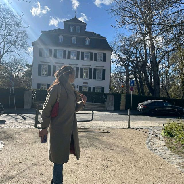 The magic white house on the lake in Frankfurt City
