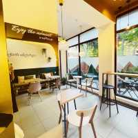 【ジョージア🇬🇪/美味しいワッフルが食べられるカワイイお店🧇☕️】